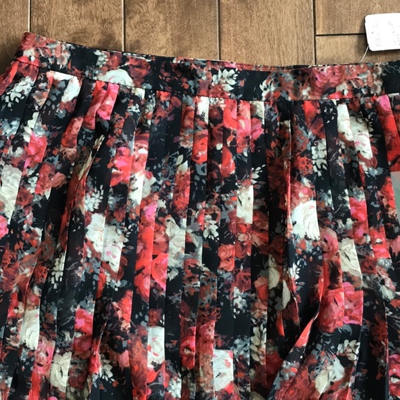 Pleated Floral Skirt- Size M - Picture 2 of 5